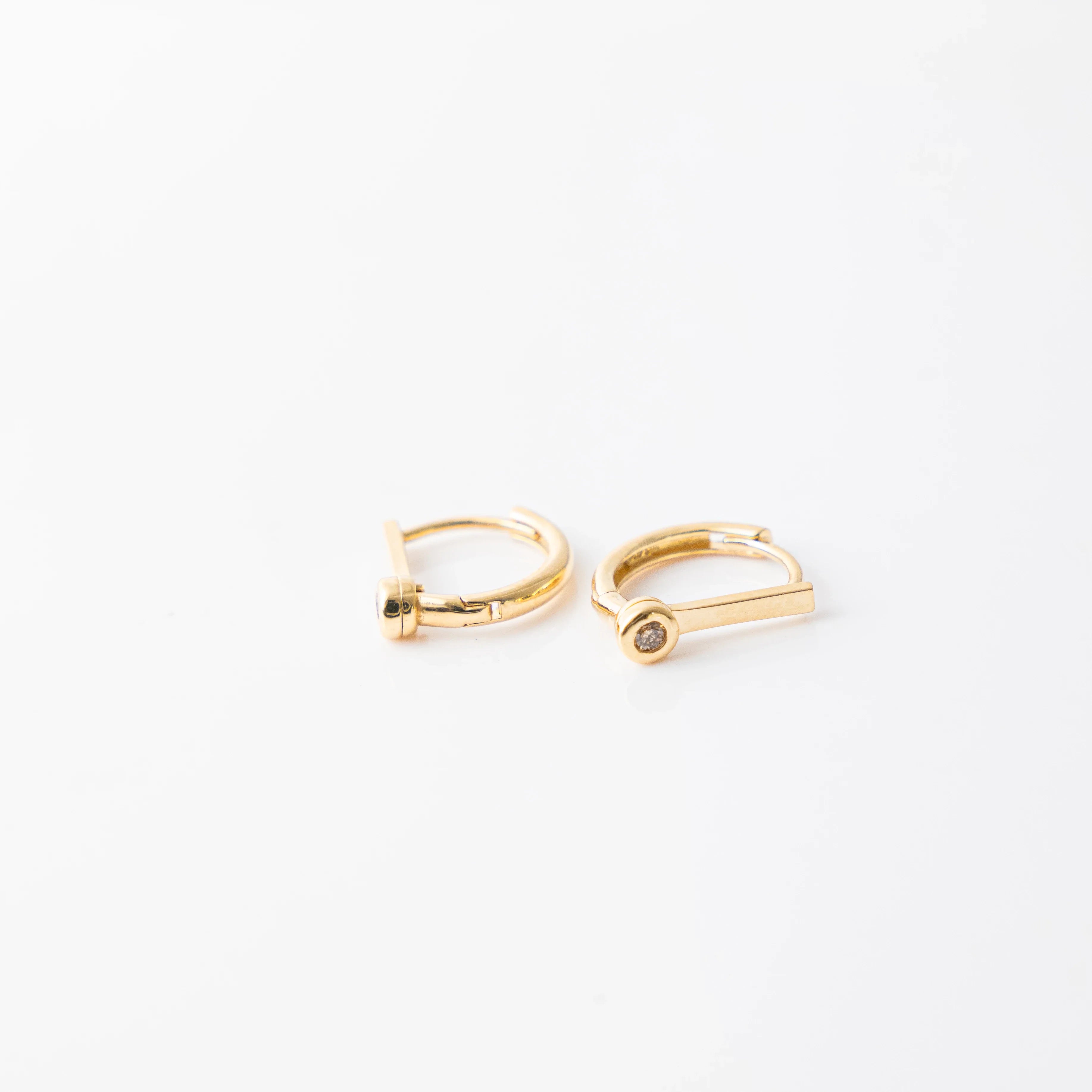 シングル ダイヤモンド ハギー ウィズ バンド ピアス – Made