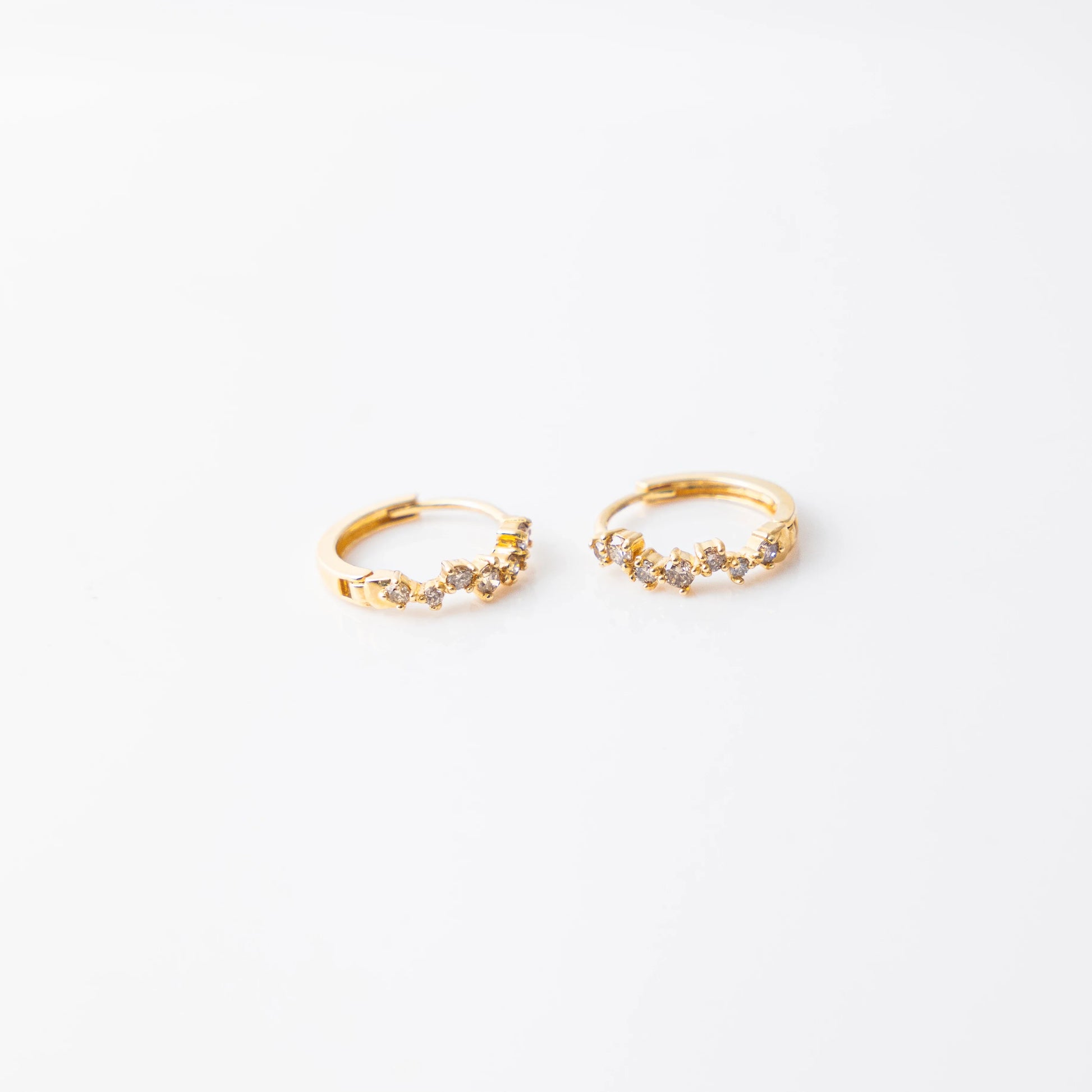 E&EprojectJewelryブライダル/K14ダイヤモンドハギーピアス 7 ダイヤモンド千鳥ハギー ピアス – Made Design Jewelry Japan