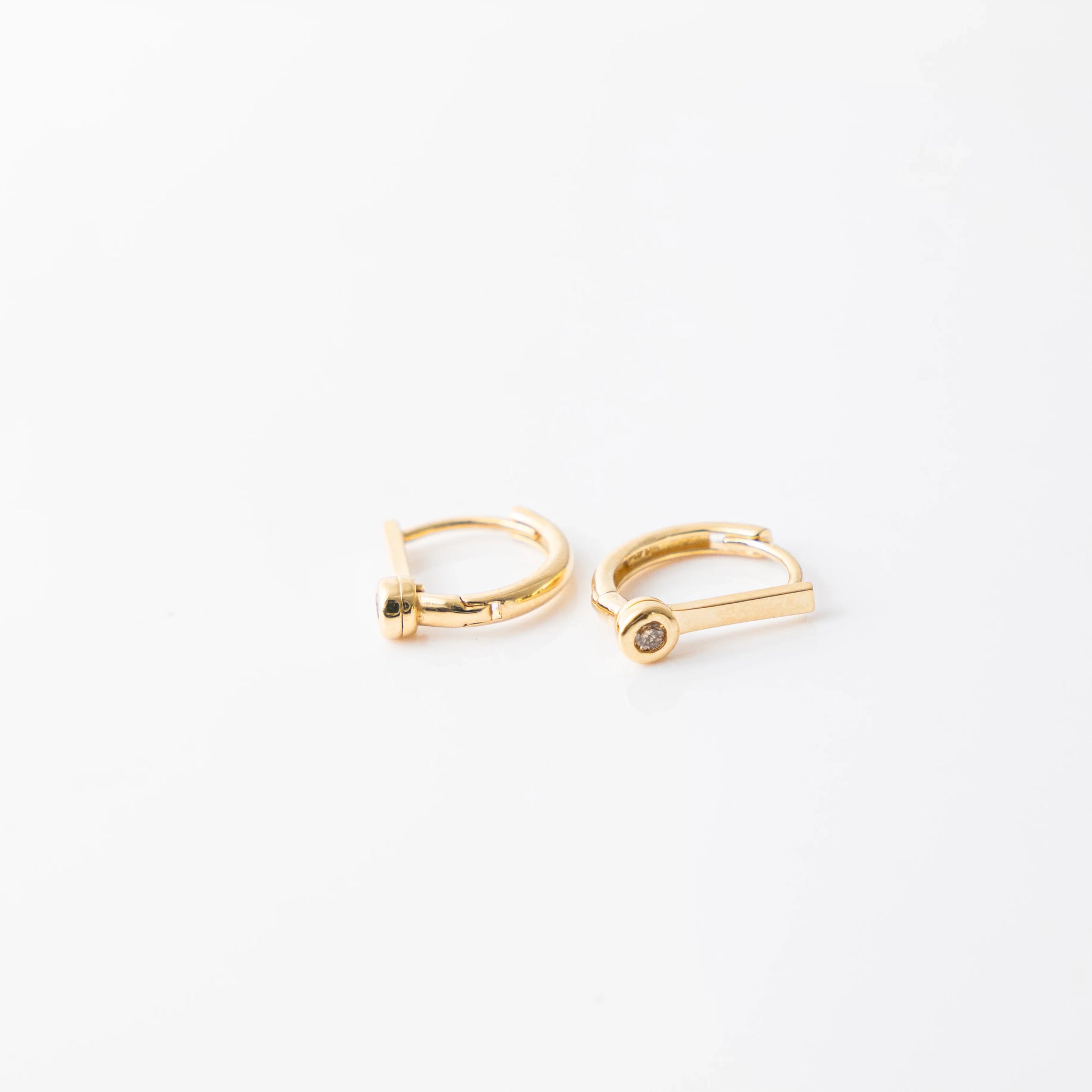 シングル ダイヤモンド ハギー ウィズ バンド ピアス – Made