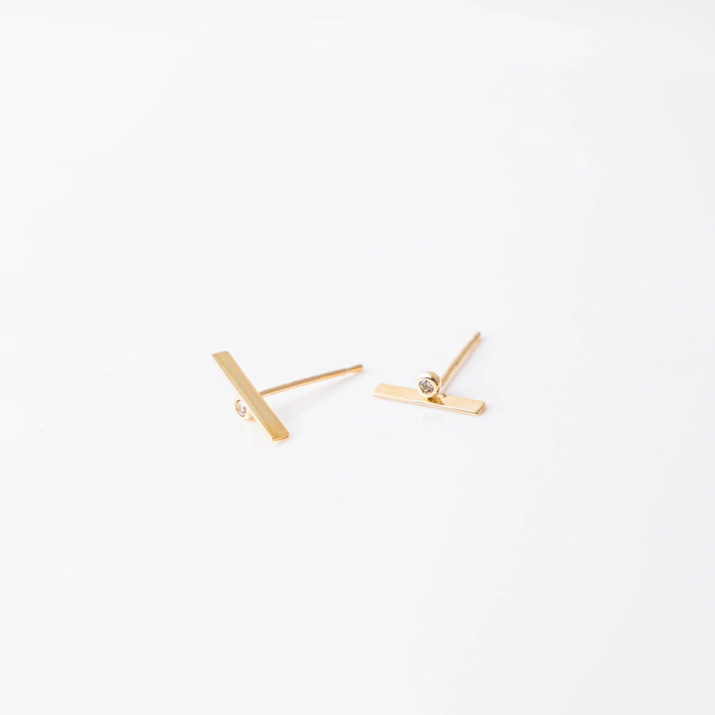 一粒ダイヤモンドバーピアス
