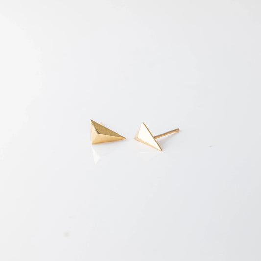 トライアングルスタッドピアス